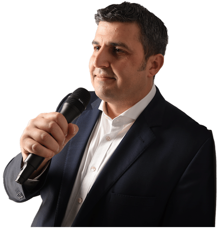 Daniel Mossa Daniel Mossa mit Mikrofon in der Hand